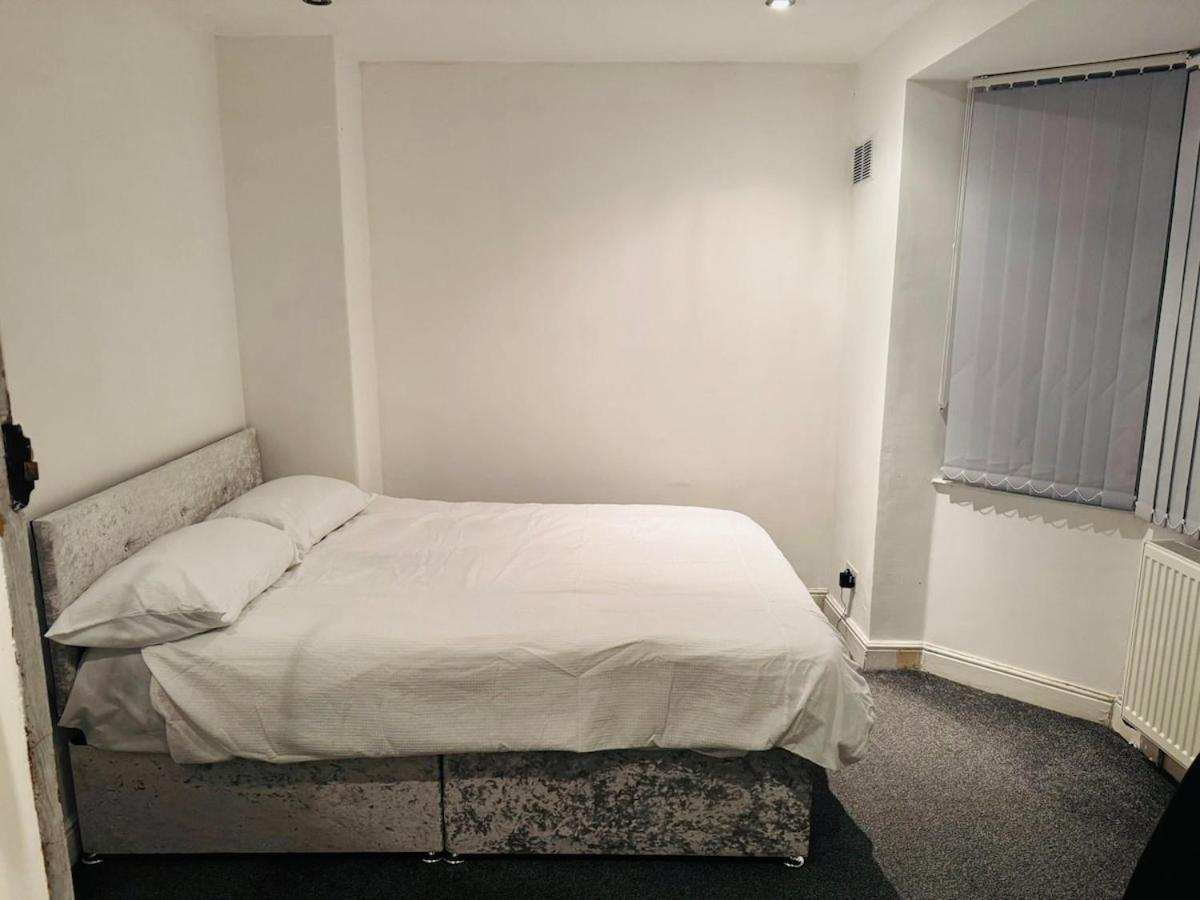 Cozy 2 Bedroom House In Bradford With 2 Private Car Parking And Garden *