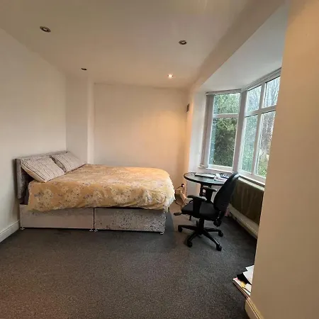 Cozy 2 Bedroom House In Bradford With 2 Private Car Parking And Garden Exterior photo