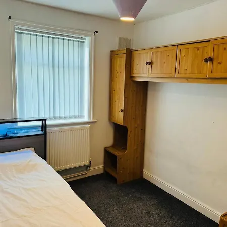 Cozy 2 Bedroom House In Bradford With 2 Private Car Parking And Garden Exterior photo