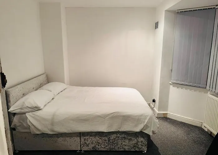 Cozy 2 Bedroom House In Bradford With 2 Private Car Parking And Garden