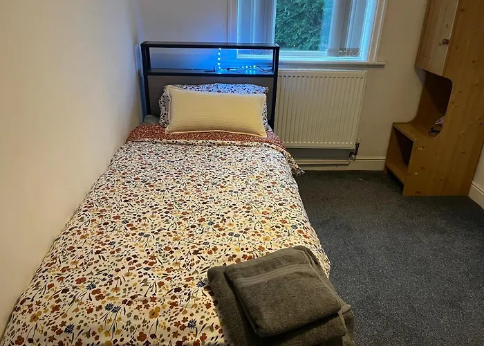 Cozy 2 Bedroom House In Bradford With 2 Private Car Parking And Garden