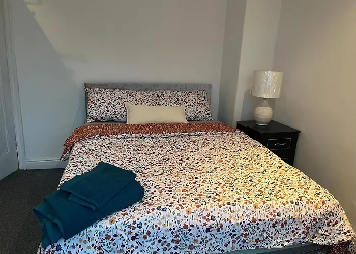Cozy 2 Bedroom House In Bradford With 2 Private Car Parking And Garden