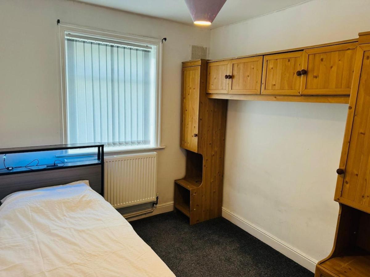 Cozy 2 Bedroom House In Bradford With 2 Private Car Parking And Garden Holiday home