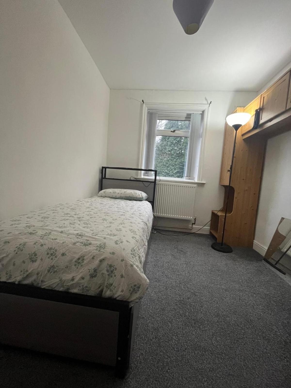 Holiday home Cozy 2 Bedroom House In Bradford With 2 Private Car Parking And Garden *