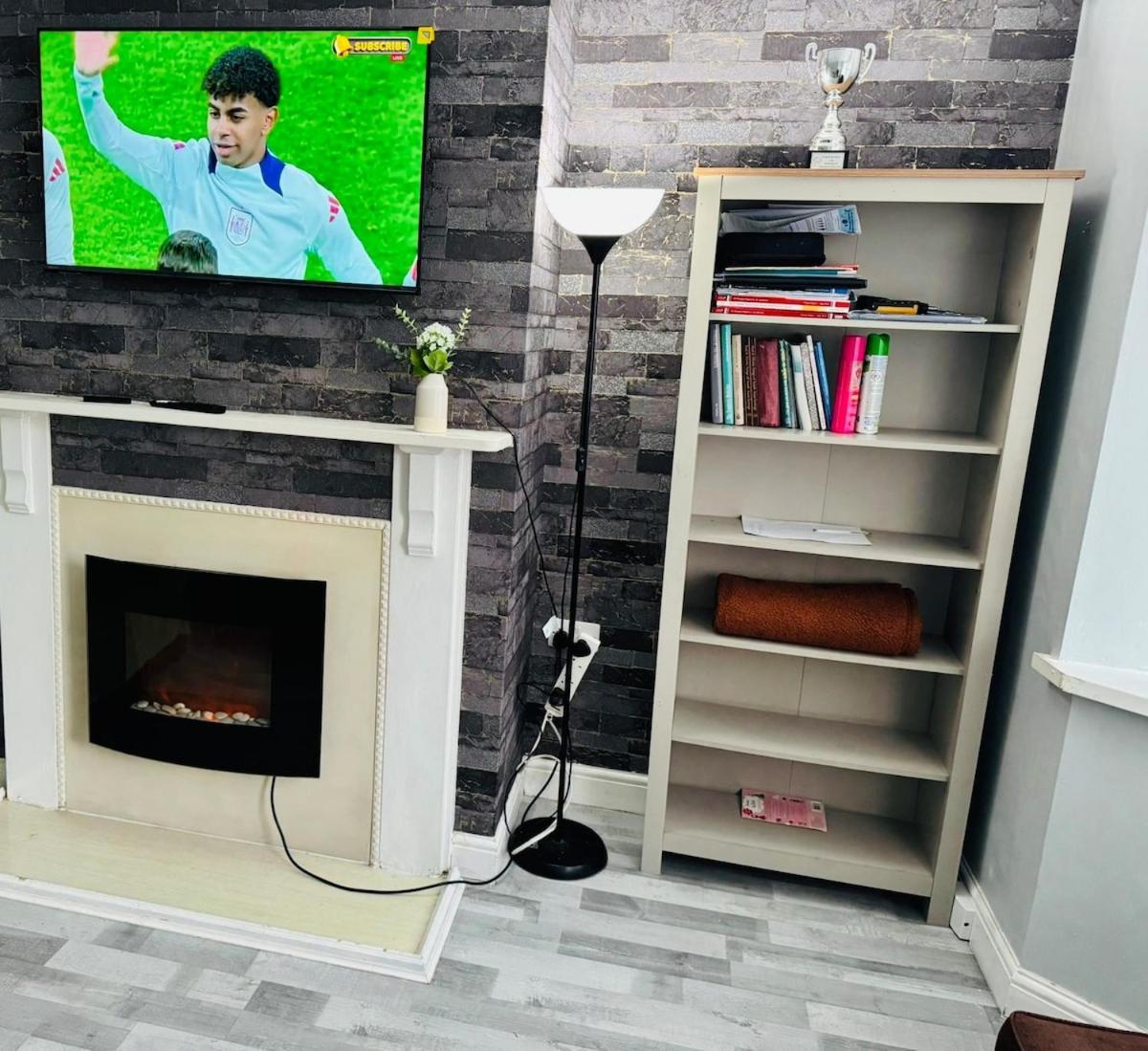 Cozy 2 Bedroom House In Bradford With 2 Private Car Parking And Garden Holiday home Bradford (West Yorkshire)