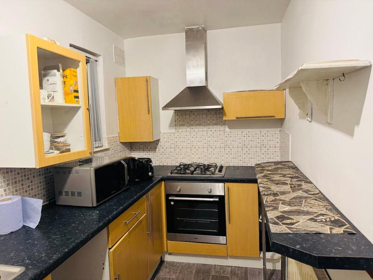 Cozy 2 Bedroom House In Bradford With 2 Private Car Parking And Garden *