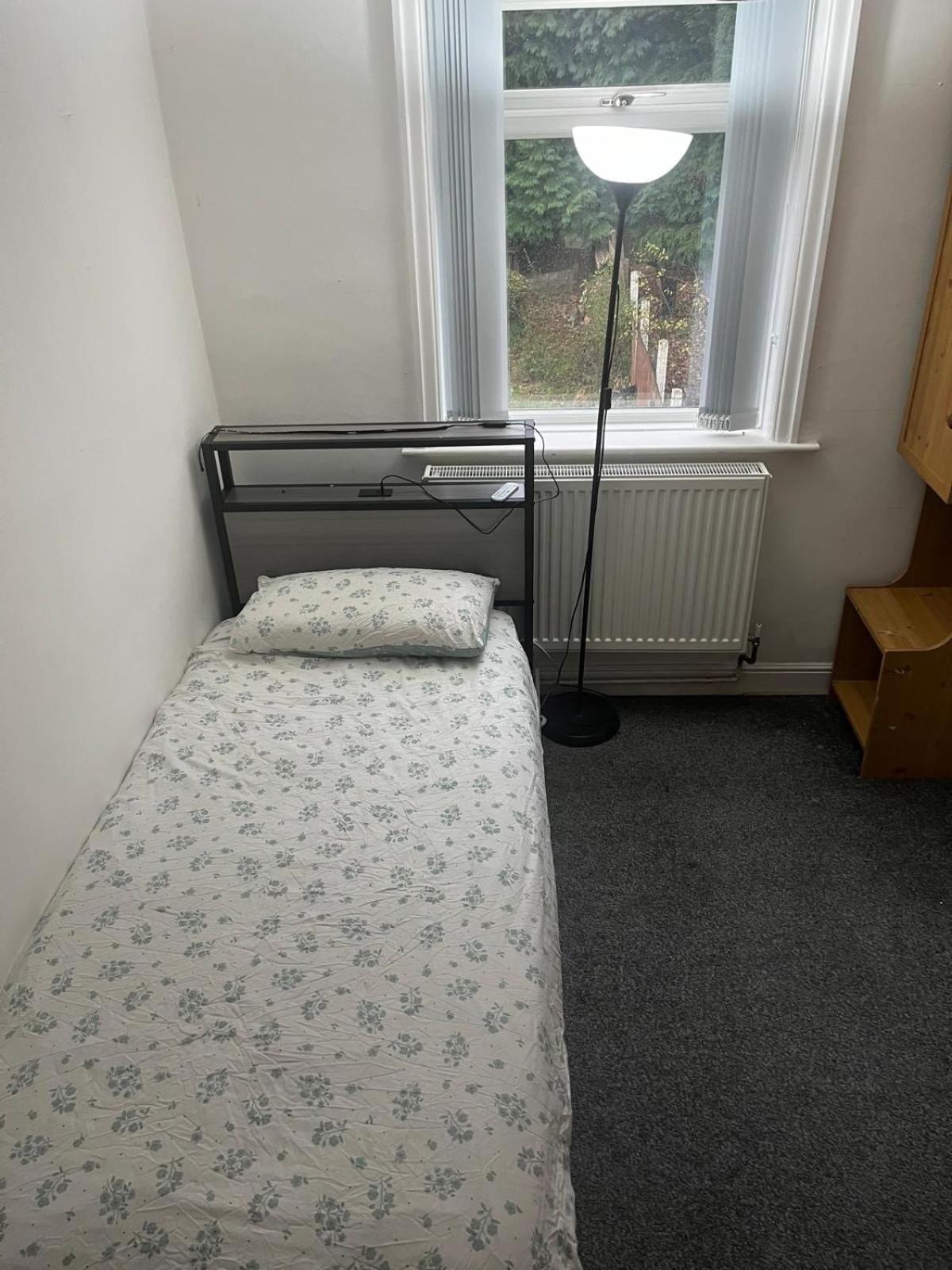 Cozy 2 Bedroom House In Bradford With 2 Private Car Parking And Garden Holiday home