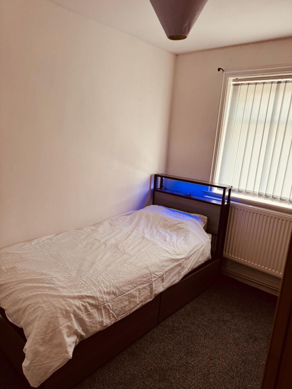 Holiday home Cozy 2 Bedroom House In Bradford With 2 Private Car Parking And Garden *