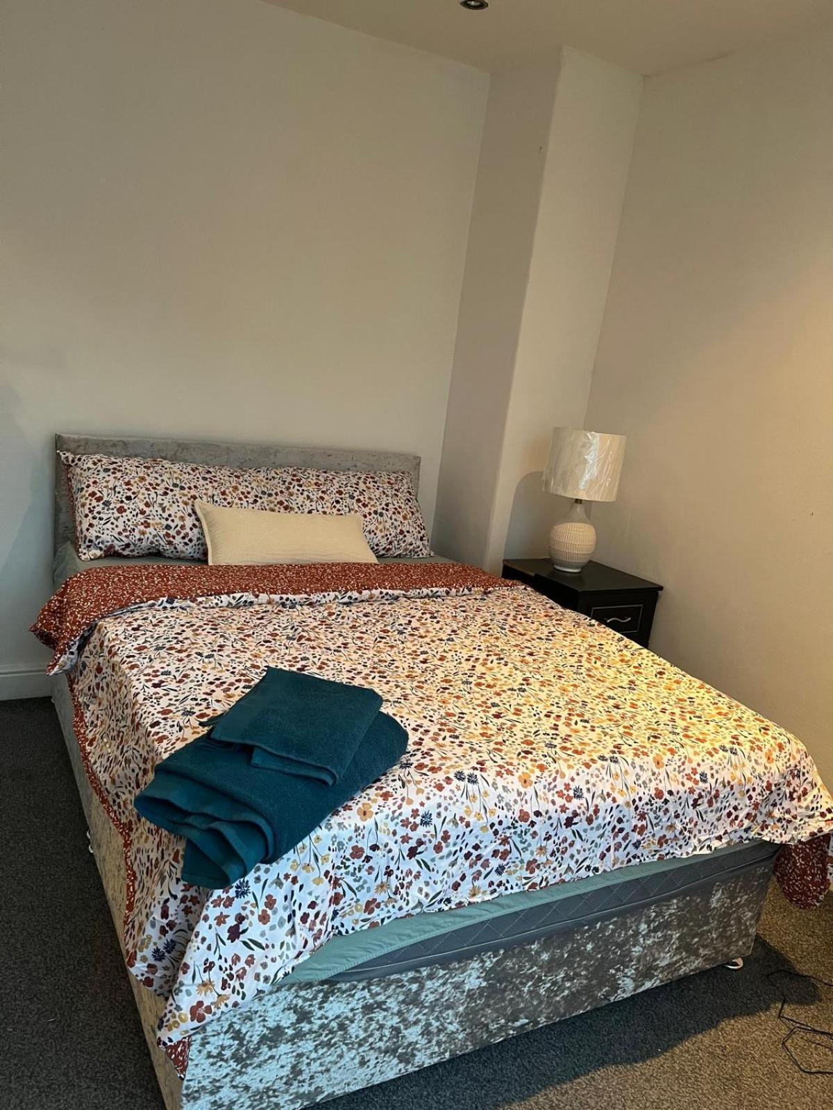 Cozy 2 Bedroom House In Bradford With 2 Private Car Parking And Garden Holiday home Bradford (West Yorkshire)
