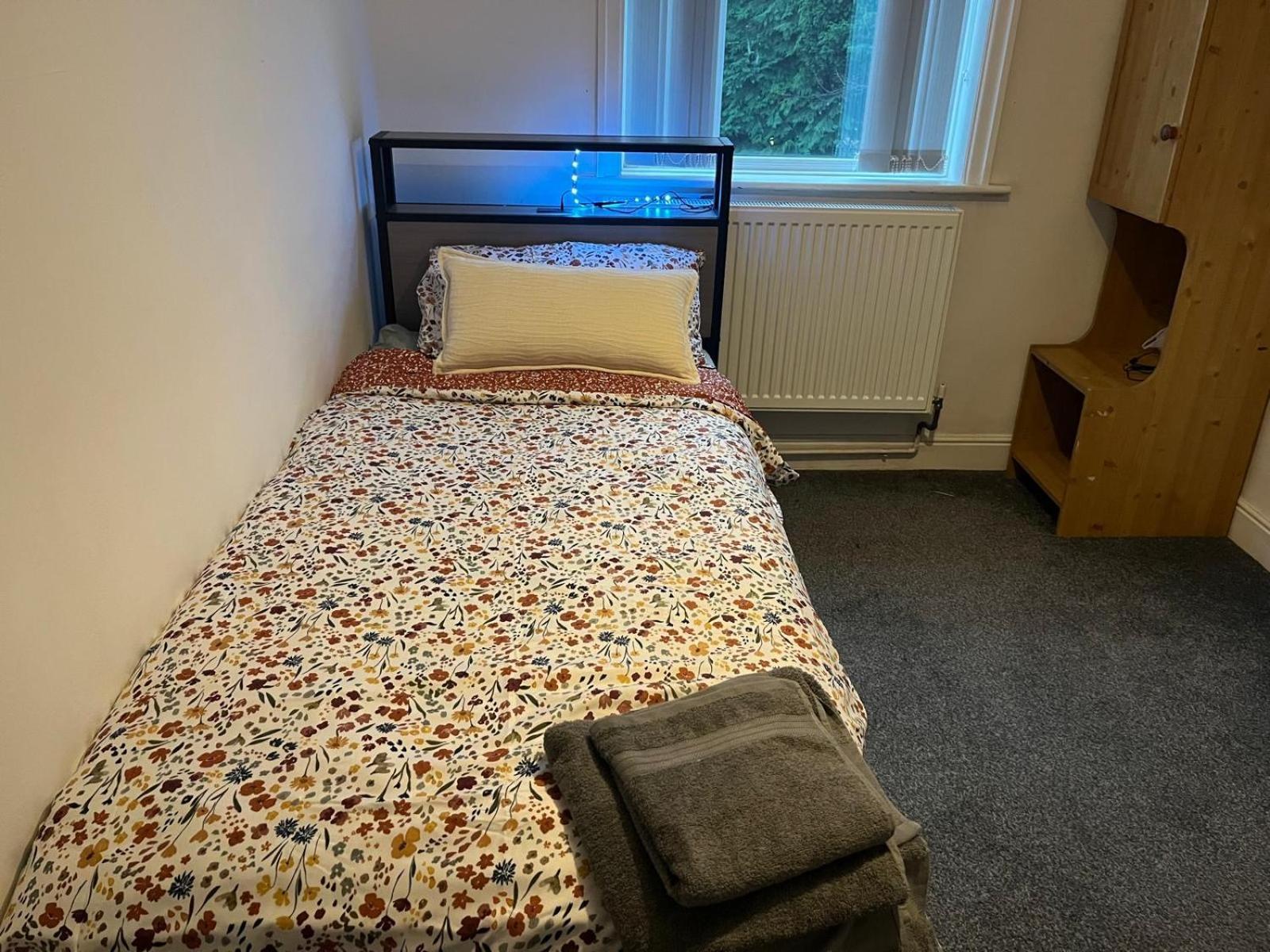 Holiday home Cozy 2 Bedroom House In Bradford With 2 Private Car Parking And Garden