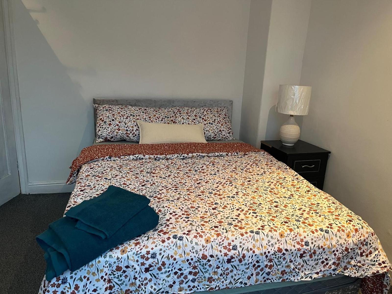 Holiday home Cozy 2 Bedroom House In Bradford With 2 Private Car Parking And Garden *